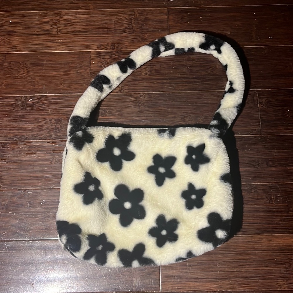 Fluffy White and Black Flower Purse 🤍🖤